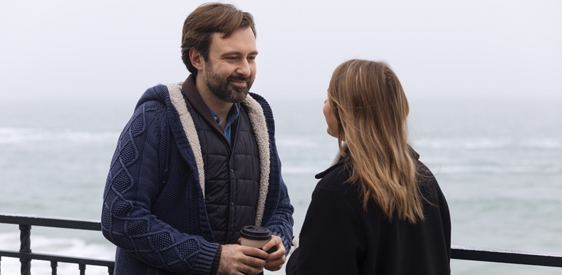 medium-shot-couple-spending-time-seaside